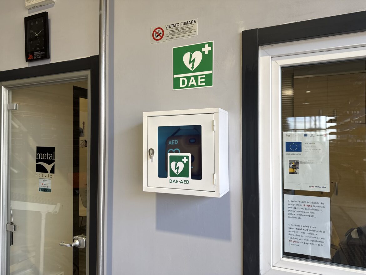 Defibrillatore semiautomatico DAE installato presso la sede di Metal Servizi a Livorno