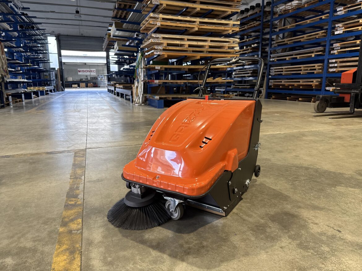 Lavapavimenti industriale Grizzly in funzione nel deposito acciai inox Metal Servizi